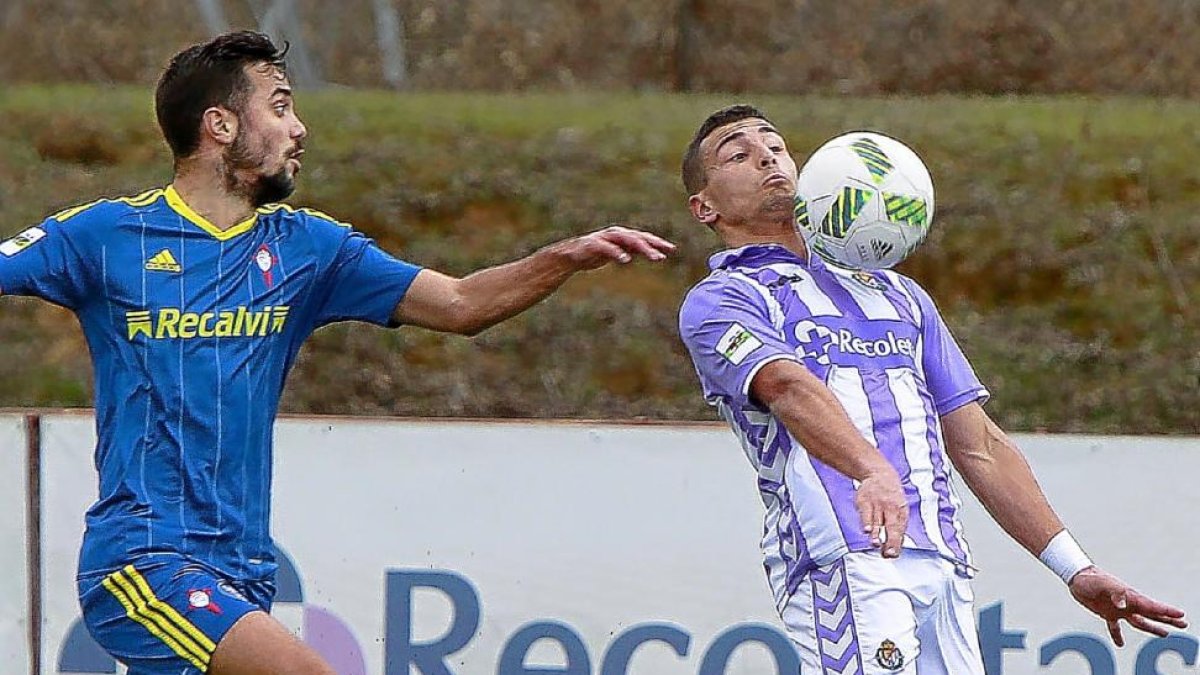 Mayoral controla el balón con el pecho ayer contra el Celta B.-J.M. LOSTAU