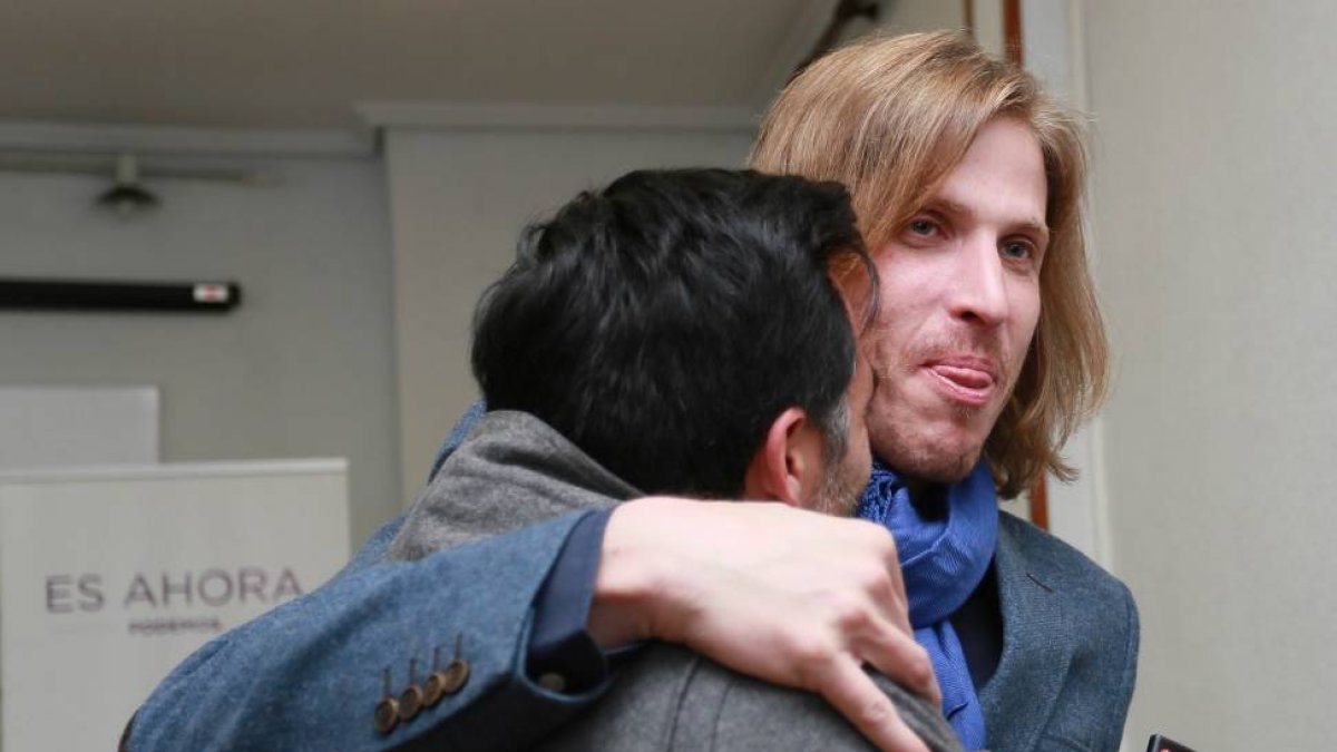 El candidato de Podemos a la Presidencia de la Junta, Pablo Fernández Santos, abraza al número uno por Valladolid, Carlos Chávez.-Ical