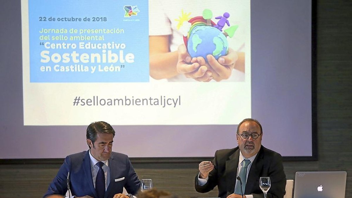 Los consejeros de Fomento y Medio Ambiente, Juan Carlos Suárez-Quiñones, y de Educación, Fernando Rey, ayer.-ICAL