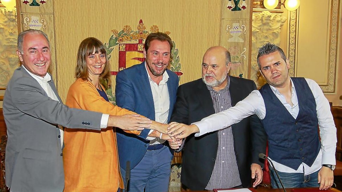 Antonio Gato, Ángela de Miguel, Óscar Puente, Antonio Díez y Raúl Santa Eufemia pactan la creación del Consejo del Diálogo Social.-J.M.LOSTAU