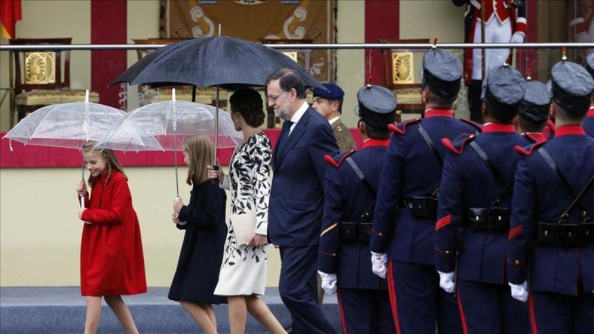 El presidente del Gobierno en funciones, Mariano Rajoy, en el desfile militar del 12-O junto a la reina Letizia y sus hijas-JUAN MANUEL PRATS