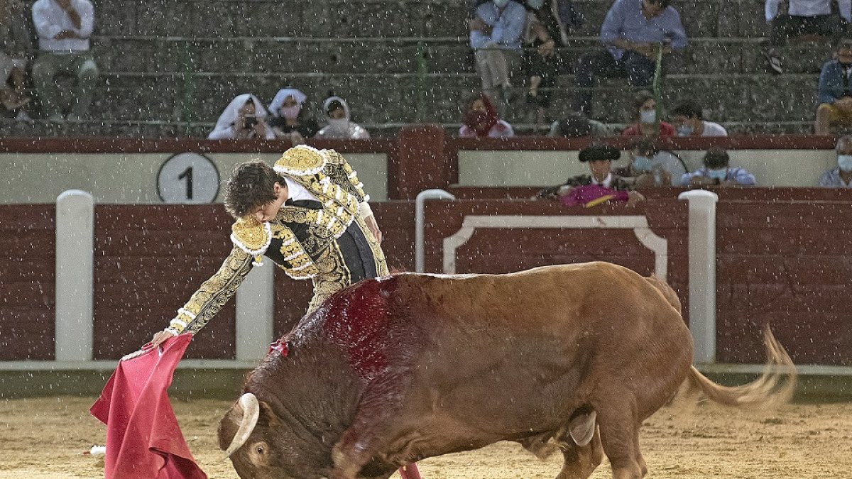 El peruano Roca Rey torea por la derecha a su oponente entre rachas de viento y una lluvia intensa. JOSÉ SALVADOR