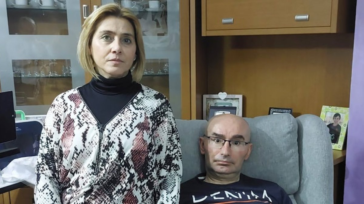 Lourdes, junto a su esposo Rafa, enfermo de ELA, que lleva un año sin salir de casa. E.M.