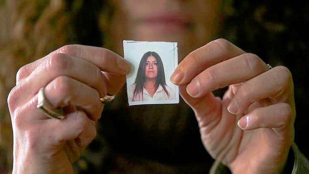 La madre de Sheila Barrero, Julia Fernández, sujeta la foto de su hija.-DIARIO DE LEÓN