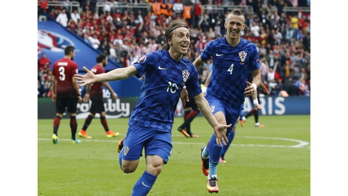 Luka Modric celebra junto a su compañero Ivan Perisic, del Inter, un gol con Croacia en la Eurocopa 2016.-EFE