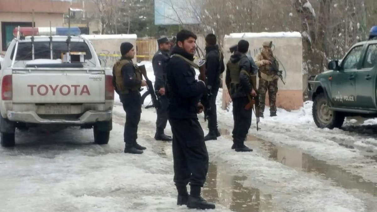Policías afganos junto al lugar del atentado en Kabul.-