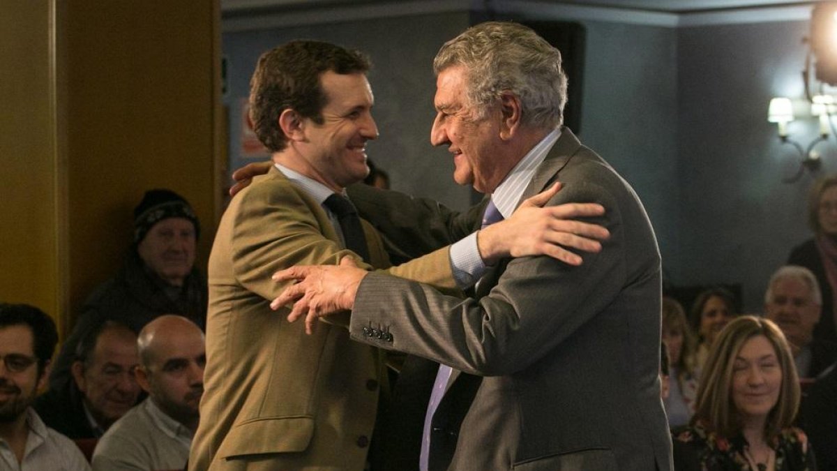 Pablo Casado saluda a Jesús Posada, ayer, en un acto con afiliados del PP de Soria.-ICAL