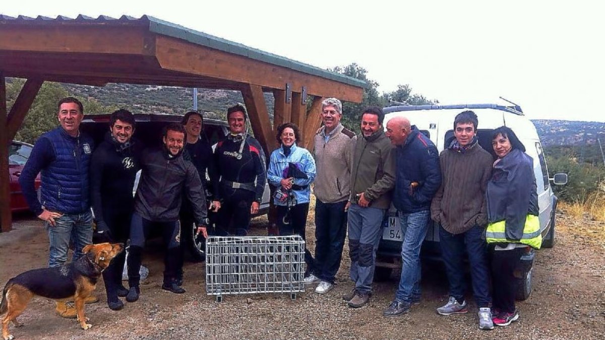 Miembros de la bodega ‘Viña Alondra’ durante una de las pruebas para sumergir uno de sus vinos.-EL MUNDO