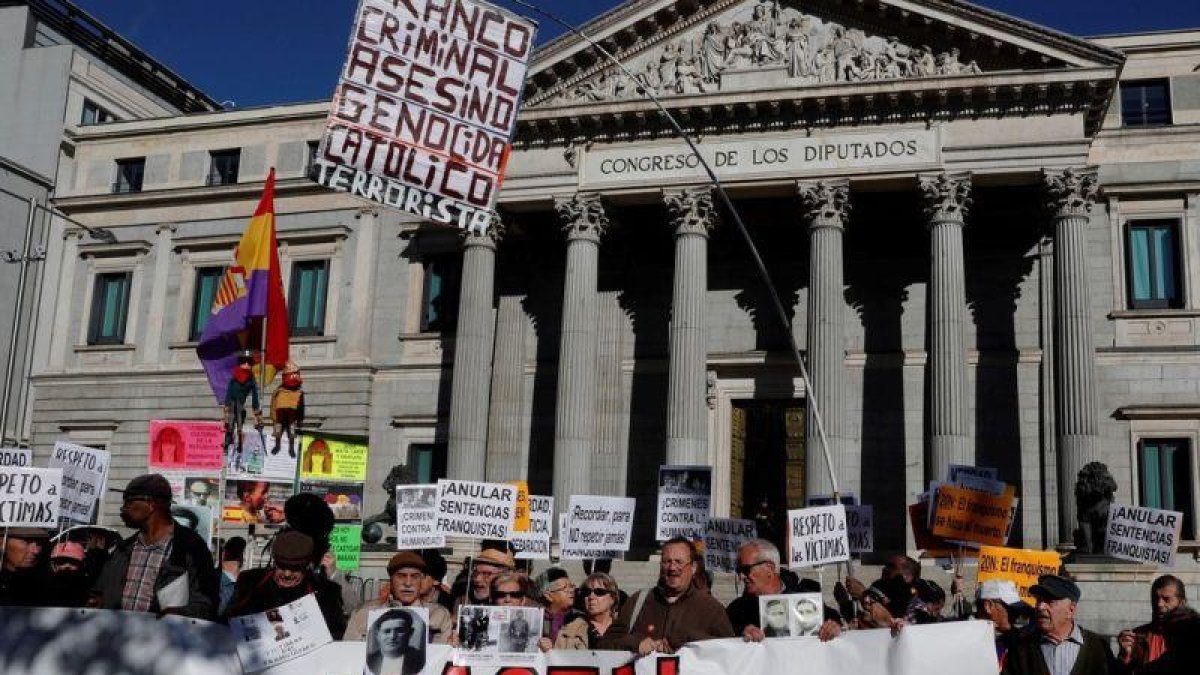 Concentración a las puertas del Congreso de los Diputados convocada por el Encuentro Estatal de Colectivos de Memoria Histórica y Víctimas del Franquismo para denunciar la impunidad del franquismo.-FERNANDO ALVARADO (EFE)