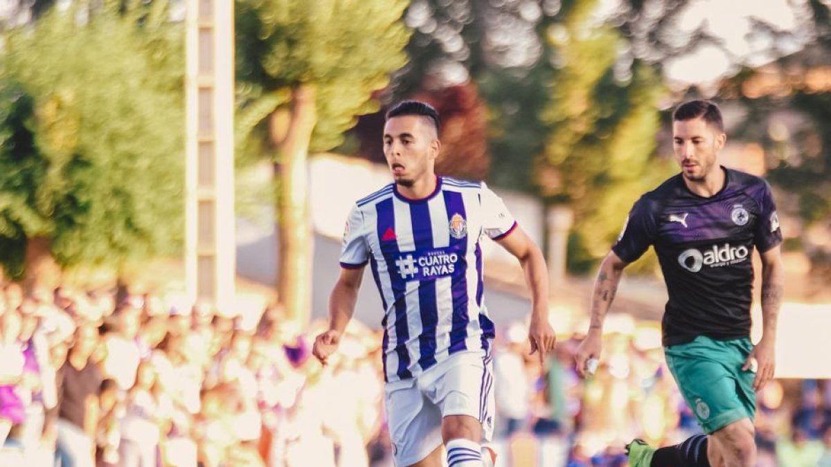Anuar avanza con el balón durante el amisto contra el Racing celebrado en Medina de Rioseco.-RVCF