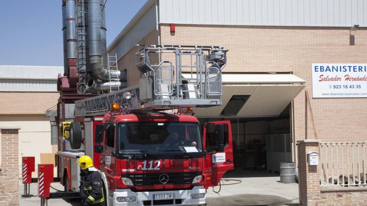 Los bomberos extinguen el fuego del silo de almacenamiento de madera de una empresa de ebanistería en el polígono industrial 'El Montalvo III' de Salamanca-Ical