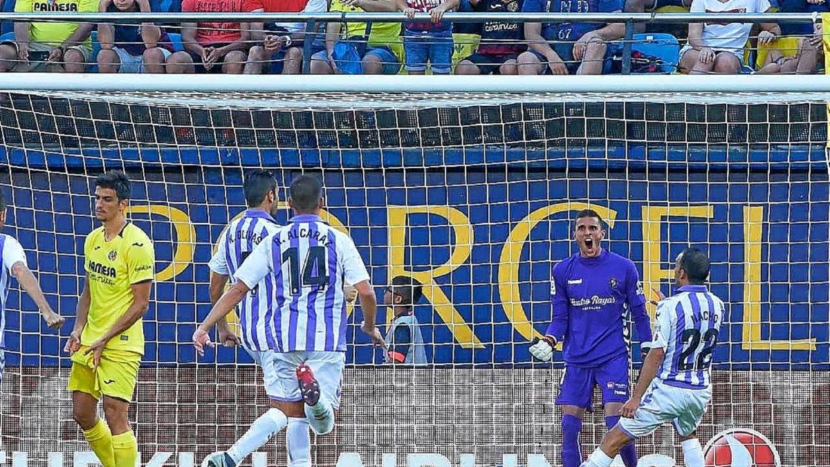 Masip celebra su parada en el penalti al abatido Gerard, mientras Olivas, Alcaraz y Nacho se acercan para felicitarle.-PHOTO-DEPORTE