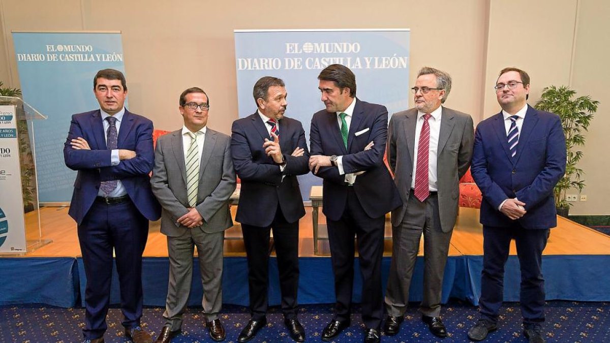 Pablo R. Lago, Francisco Fernández Bustamante, Miguel Rego, Juan Carlos Suárez-Quiñones, Avelino Carrizo Pérez y Félix Barrio, instantes antes del comienzo del Club de Prensa.-Pablo Requejo (Photogenic)