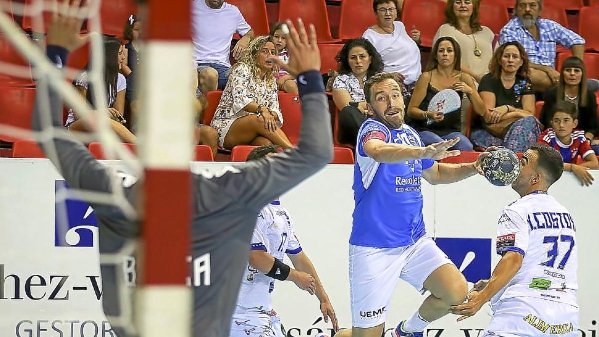 Fernando Hernández culmina una acción por el extremo en el duelo ante Ademar de la Copa de Castilla y León.-M. A. SANTOS