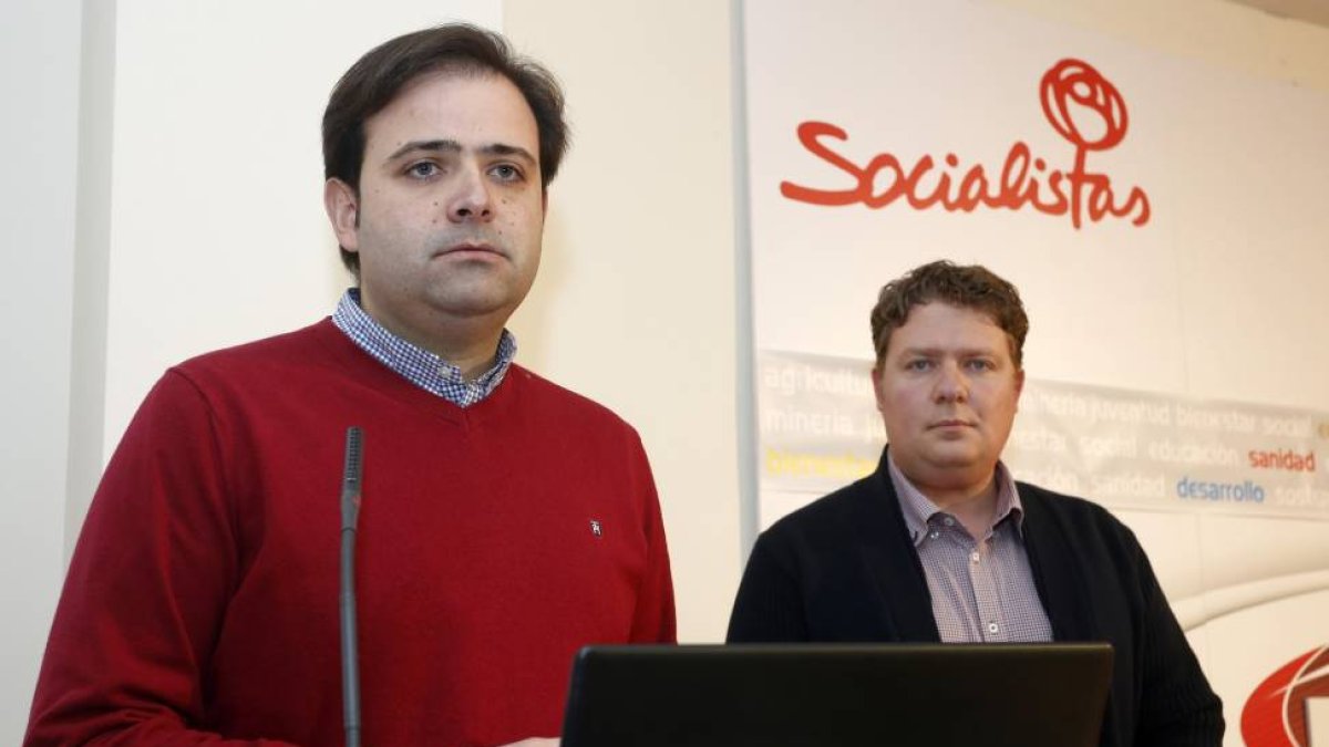 l secretario general del PSL-PSOE, Tino Rodríguez, y el secretario de Organización, Óscar Álvarez, presentan el Portal de Transparencia del PSOE de León-Ical