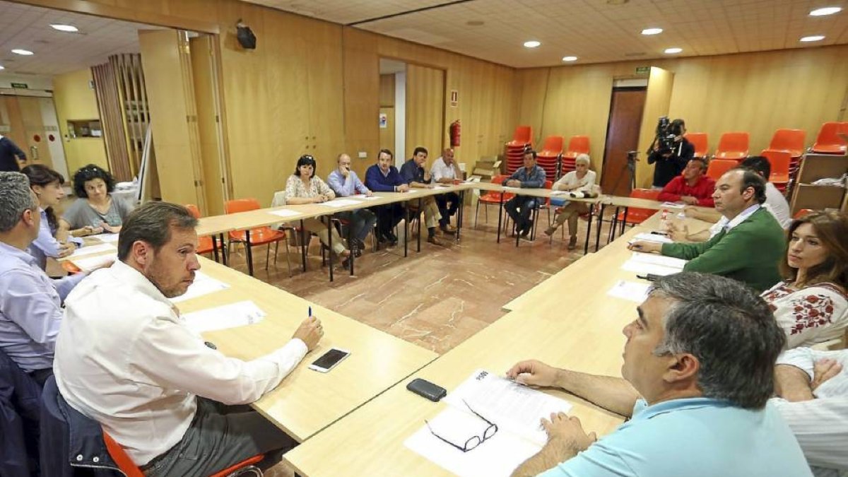 Puente e Izquierdo (i) se reunieron con una veintena de alcaldes, este miércoles.-ICAL