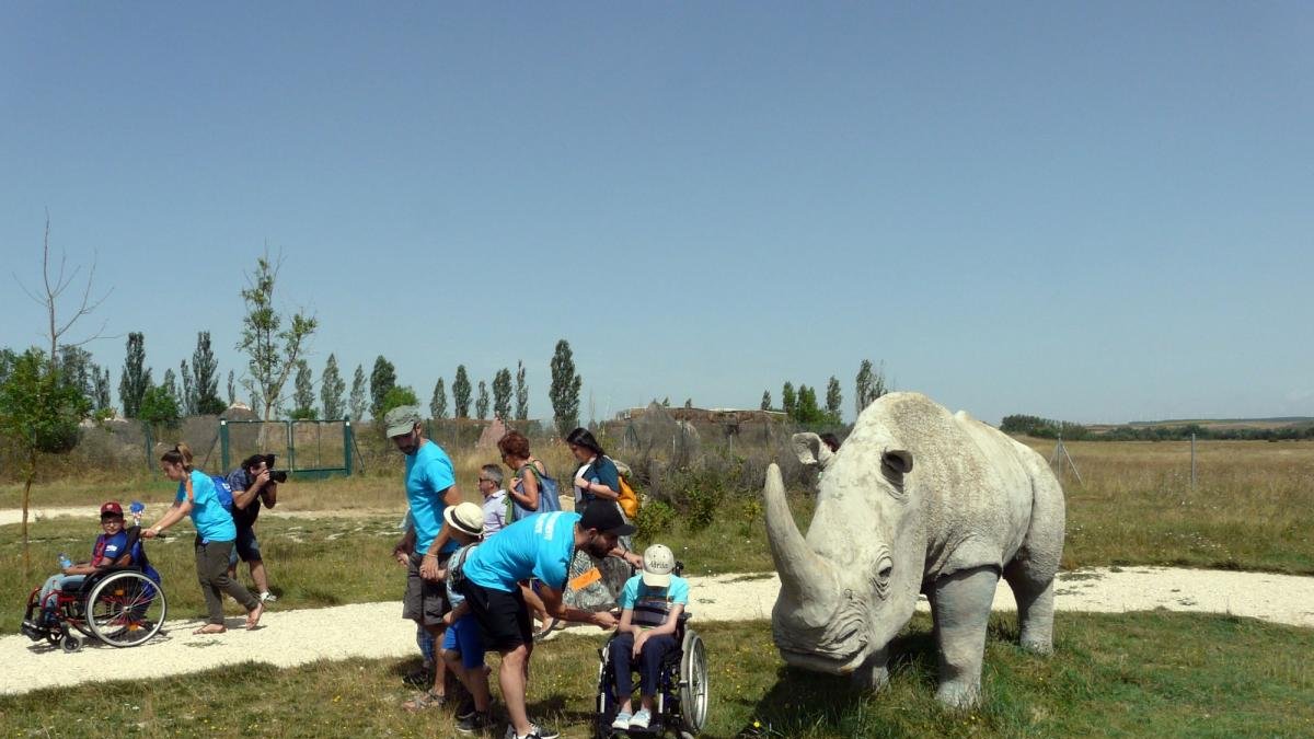 Participantes en el campamento urbano de Aspaym visitan el Centro de Arqueología Experimental de Atapuerca.-ICAL