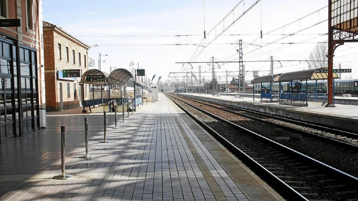 Estaciópn de trenes al norte de León.-F. PÉREZ