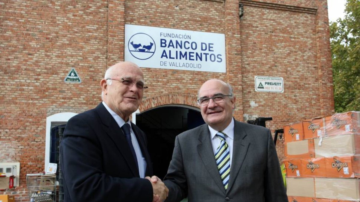 El presidente de la Fundación Grupo Norte, Javier Ojeda y el presidente del Banco de Alimentos de Valladolid, Jesús Mediavilla-Ical