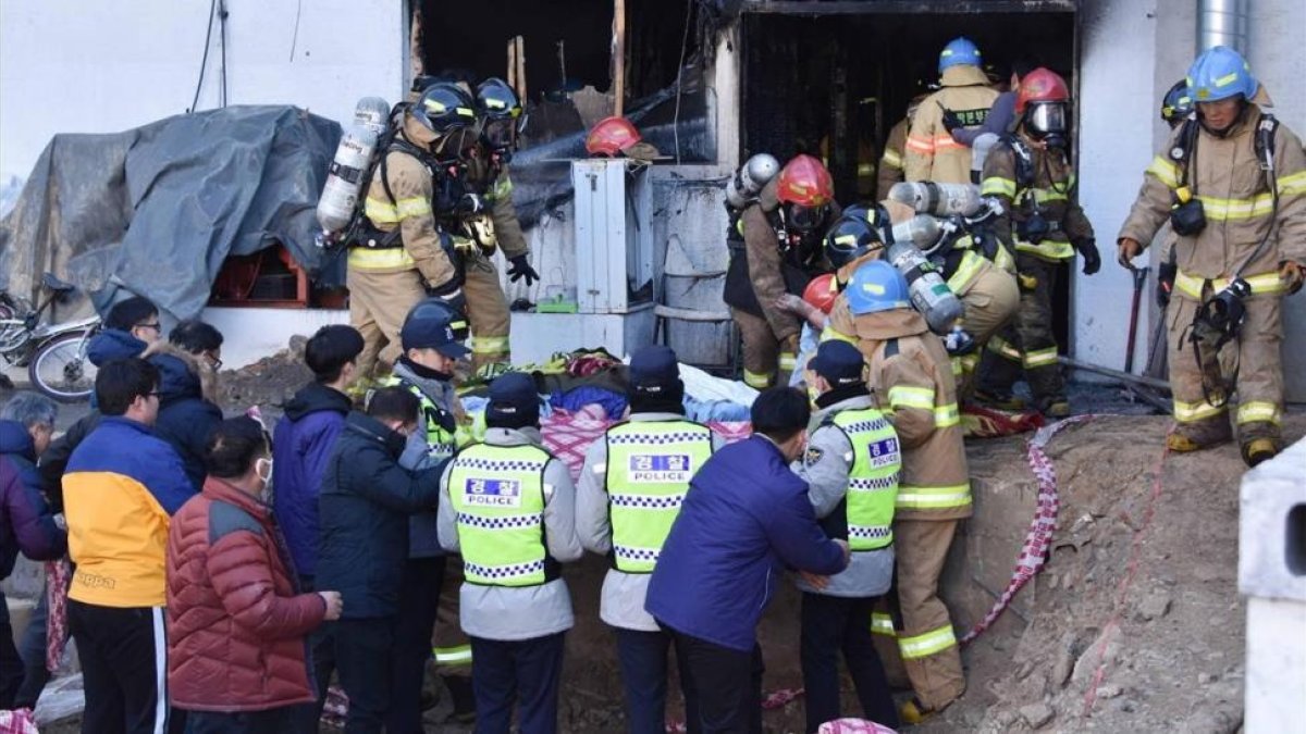 Los bomberos atienden a víctimas del incendio en el hospital de Miryang.-KIM GU-YEON KYONGNAMDOMIN ILBO