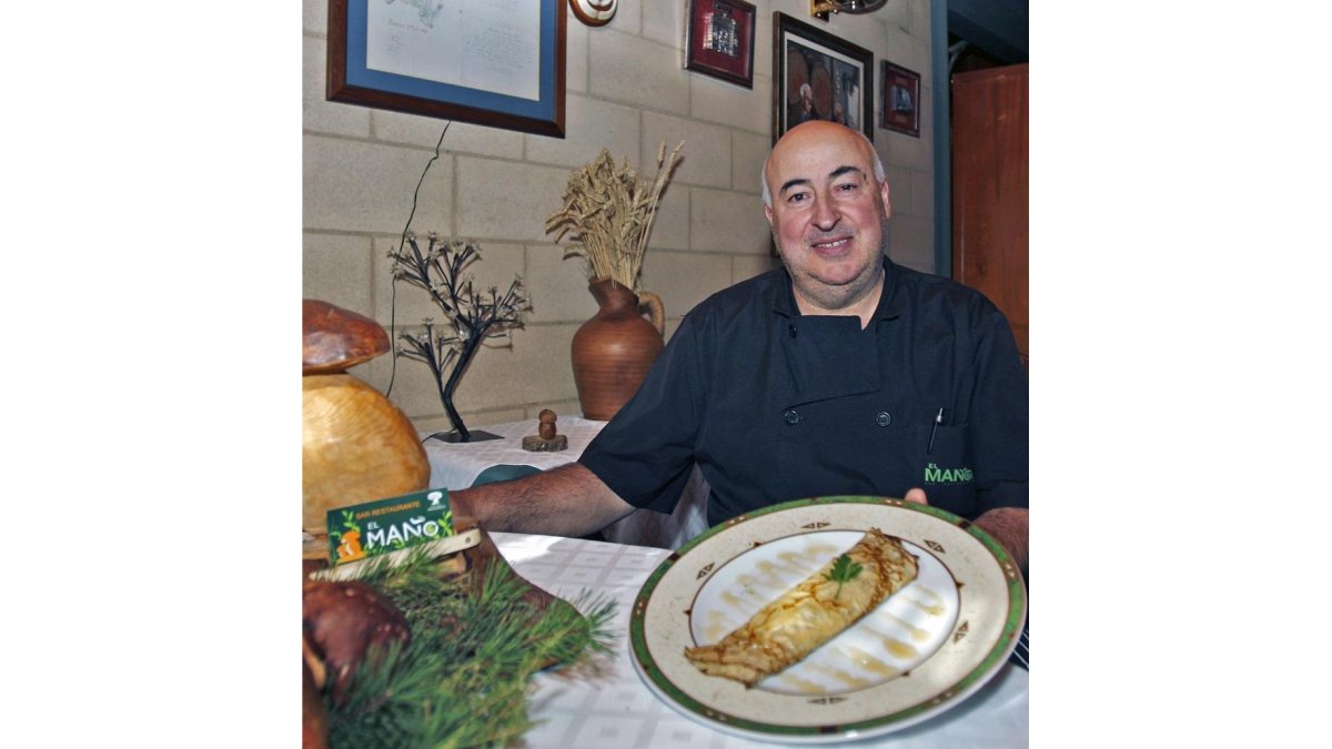 Jesús Arche posa con una crepe de amanita caesarea, y hongos frescos.-MARIO TEJEDOR