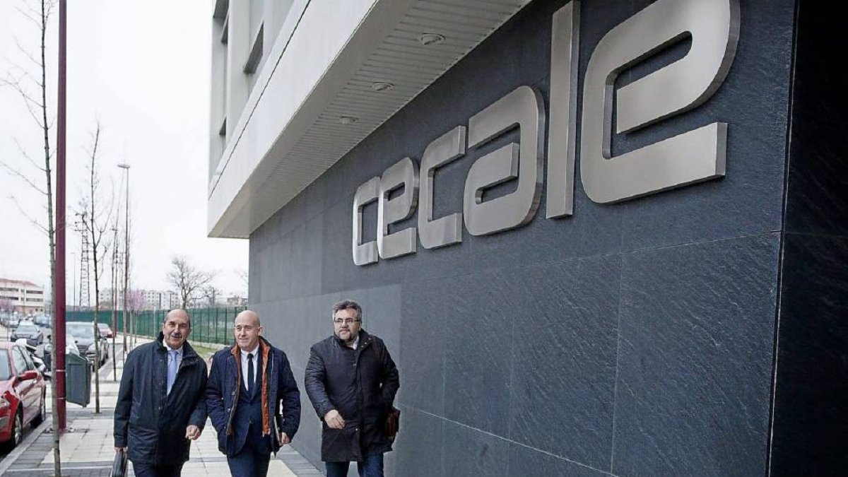 Bernabé Cascón, Juan Antonio Martín Mesonero y Ricardo Andrés llegan a la sede de Cecale en Valaldolid-Pablo Requejo