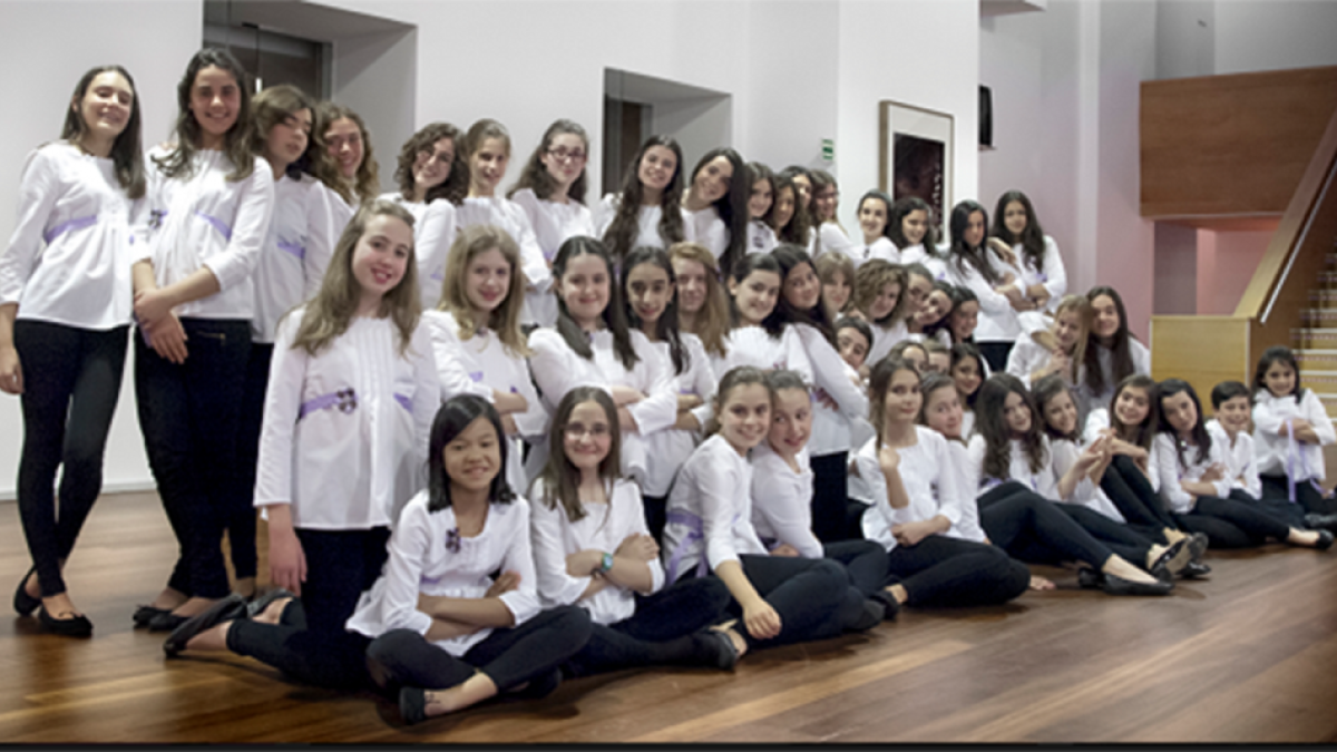 Imagen de todas las integrantes del coro Voces Blancas de Valladolid preparadas para actuar-EL MUNDO