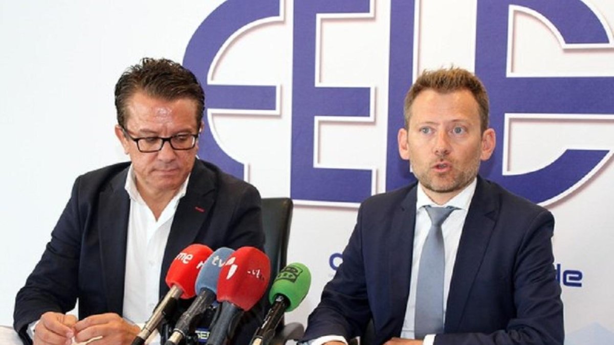 El secretario general adjunto de Fele, Enrique Suárez(D), y el director jurídico de Adecco España, Javier Blasco-ICAL