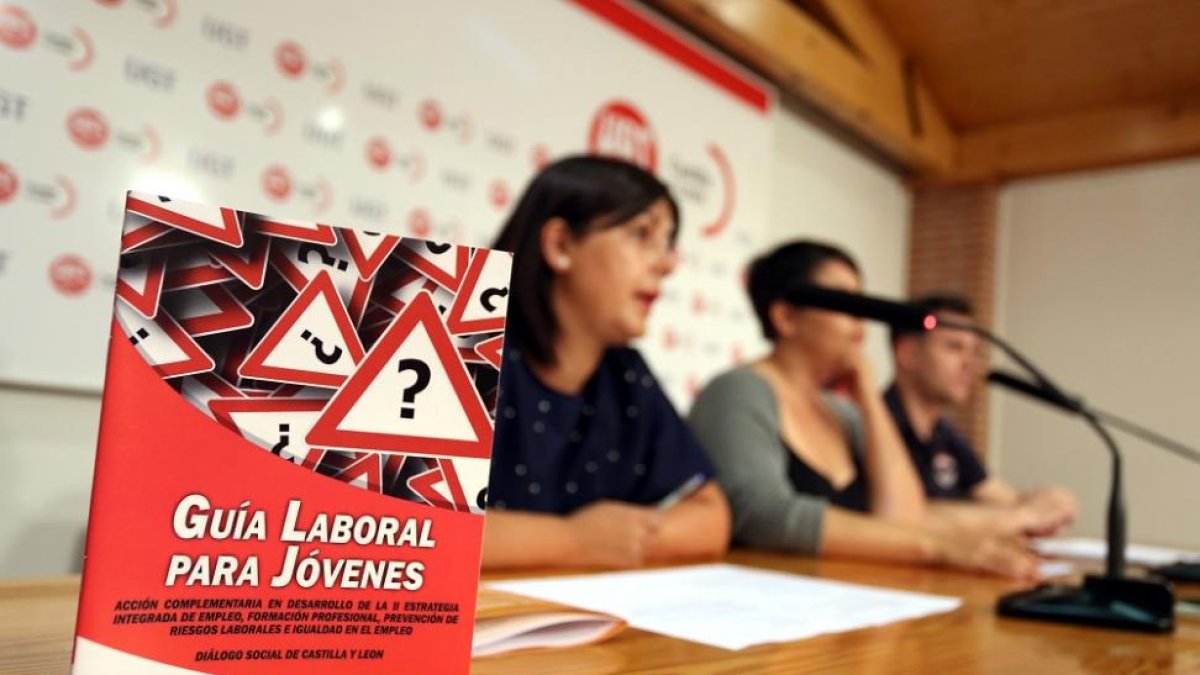 La secretaría de Igualdad y Juventud de UGT, Ana Isabel Martín Díaz (C); la coordinadora de Programa de Asesoramiento socio-laboral para jóvenes de CyL, Marta Martín Domínguez (I); y el responsable de UGT Juventud CyL, Javier Alfonso Cendón.-ICAL