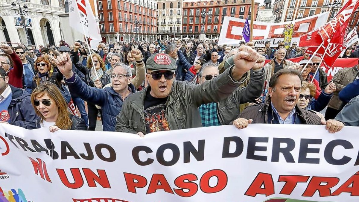 Manifestantes de la marcha de Valladolid en el acto final celebrado en la Plaza Mayor de la ciudad con una afluencia de unas dos mil personas.-J.M. LOSTAU