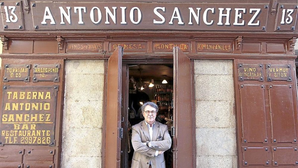 El escritor Andrés Trapiello en la mítica Taberna Antonio Sánchez, la más antigua de Madrid.-ICAL