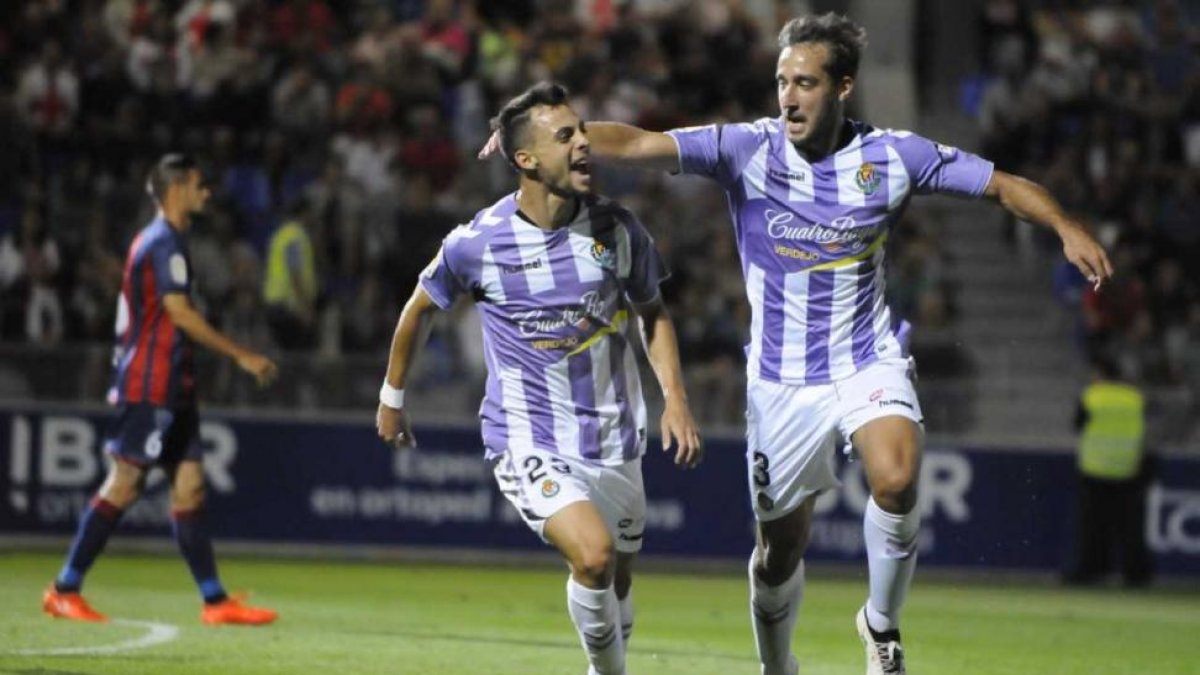 Óscar Plano, a la izquierda, celebra con Ángel el primer gol del Valladolid frente al Huesca en El Alcoraz.-LOF