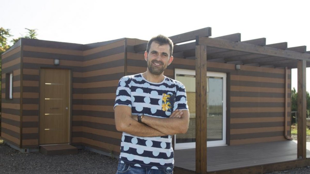 El emprendedor zamorano Pablo López muestra la vivienda piloto realizada con un contenedor marítimo.-M. DENEIVA