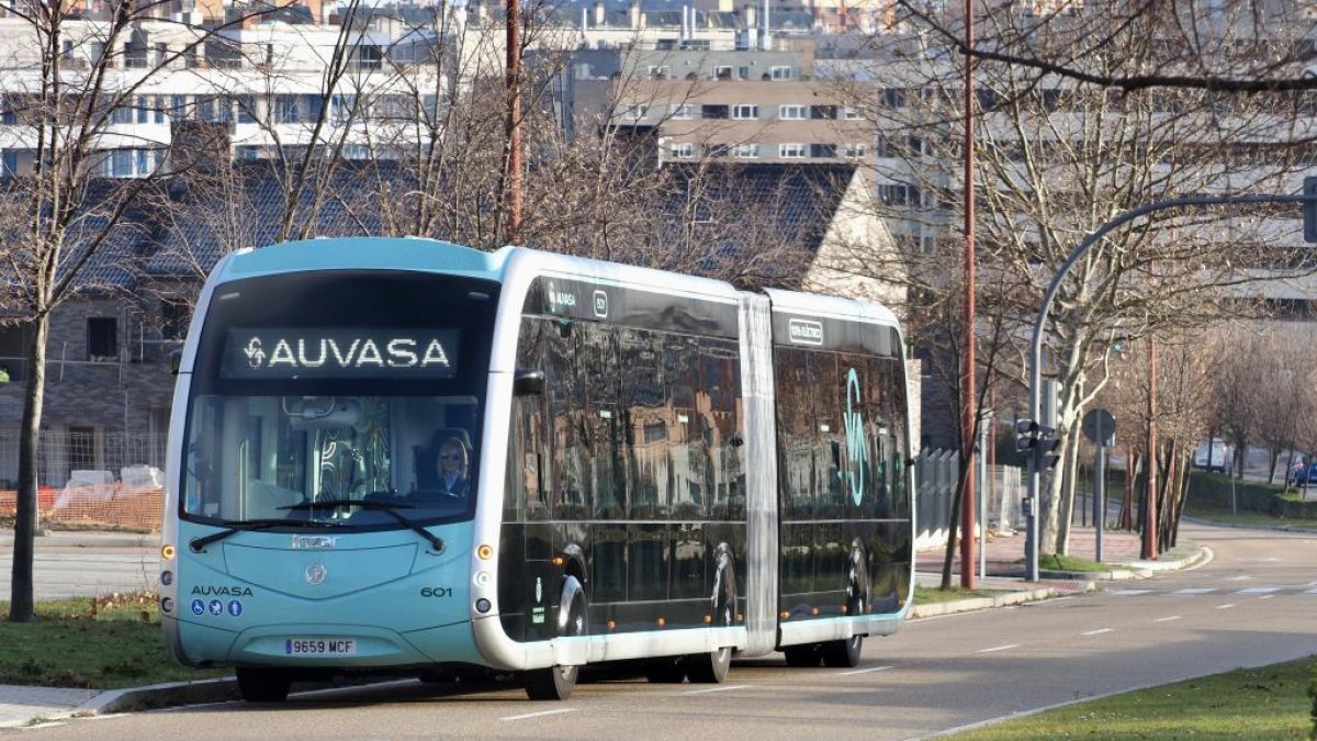 Imágenes de las pruebas que se han realizado con los nuevos autobuses eléctricos de Auvasa en Valladolid.-PHOTOGENIC/E. GARCÍA .