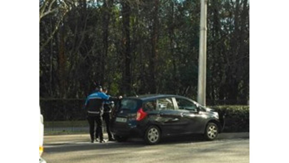 Coche colisionado contra la farola en el Paseo Zorrilla.-EUROPA PRESS