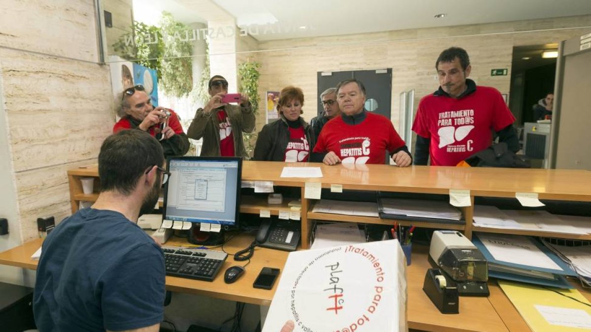 La Plataforma de Afectados por hepatitis C de Valladolid entrega a la Consejería de Sanidad las cerca de 7.000 formas de apoyo recogidas-Ical