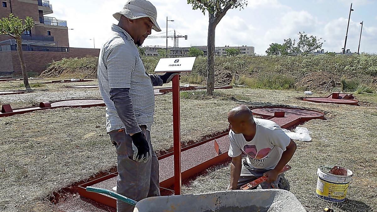 Trabajadores inmigrantes en los campos en Soria.-LUIS ÁNGEL TEJEDOR