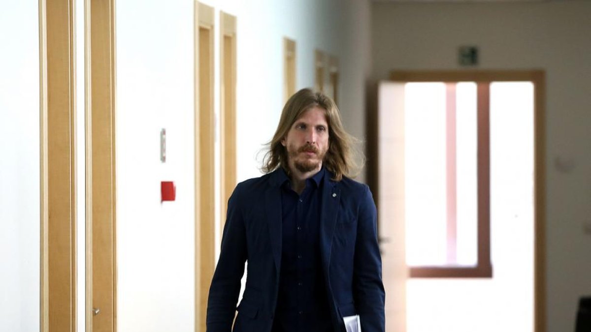 El secretario general de Podemos y portavoz en las Cortes de Castilla y León, Pablo Fernández, ofrece una rueda de prensa para tratar cuestiones de actualidad política-ICAL