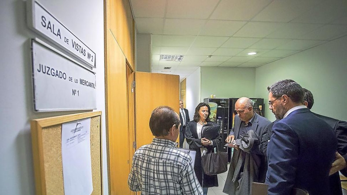 El demandado Juan Carlos Pastor y el demandante, Alberto Iglesias como administrador concursal del BMValladolid, ayer antes de entrar en el juicio verbar en el Juzgado de lo Mercantil Número 1 de Valladolid.-PABLO REQUEJO