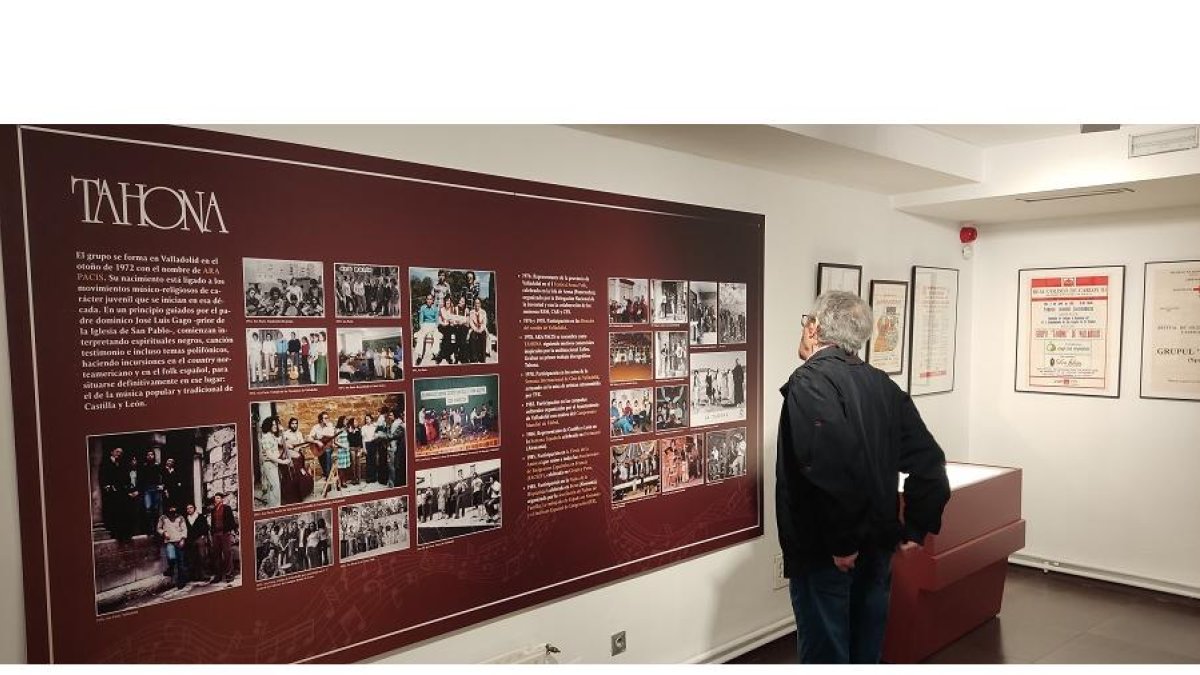 Un hombre contempla algunas imágenes de la exposición