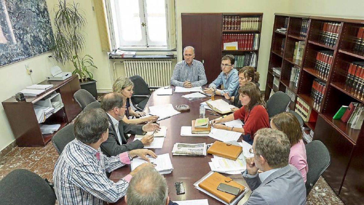 Los miembros de la comisión durante la reunión celebrada ayer.-Miguel Ángel Santos
