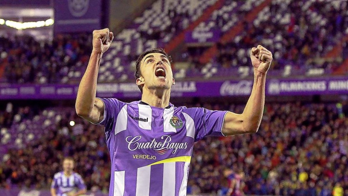 Jaime Mata celebra uno de los goles marcados al líder Huesca.-J.M. LOSTAU