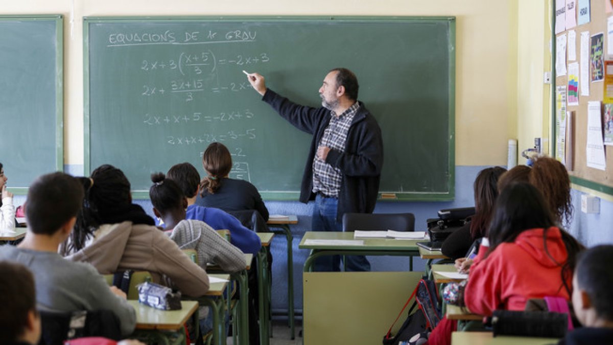 Un profesor imparte clase a sus alumnos.-JOSEP GARCIA