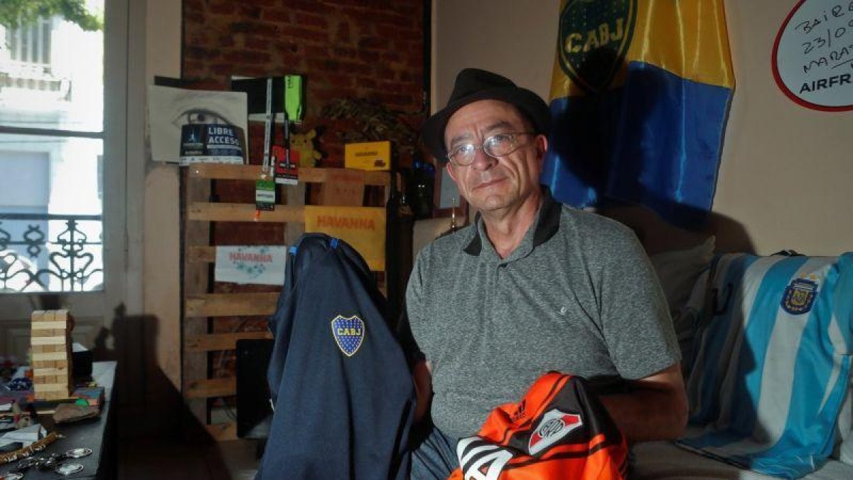 Luis Ramon Gomez Soto posa para Efe con las camisetas del Boca Juniors y del River Plate  en Buenos Aires  Argentina. Soy hincha de los dos clubes.-JUAN IGNACIO RONCORONI (EFE)