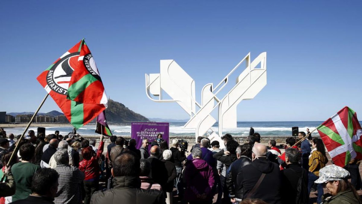 Podemos, que se unió a las pasadas celebraciones del Aberri Eguna, intenta convencer a la jueza Garbiñe Biurrun para que sea su candidada a lendakari.-EFE / JAVIER ETXEZARRETA