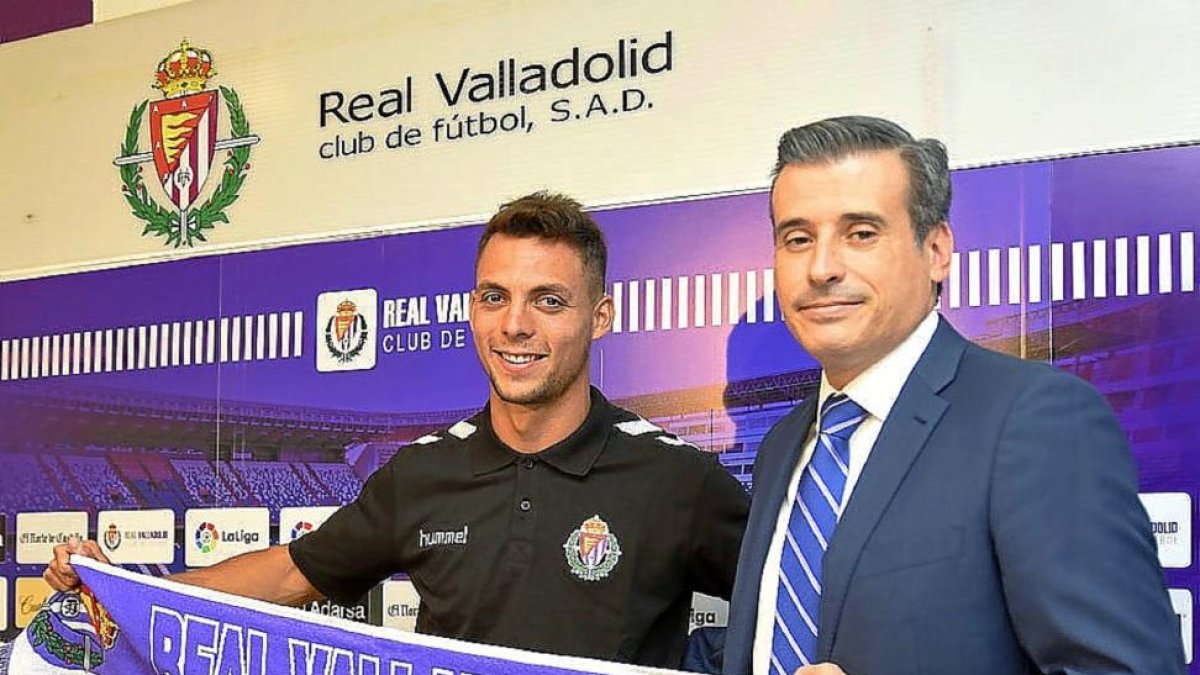 Óscar Plano posa con la bufanda de su nuevo club junto a Miguel Ángel Gómez.-R.V.