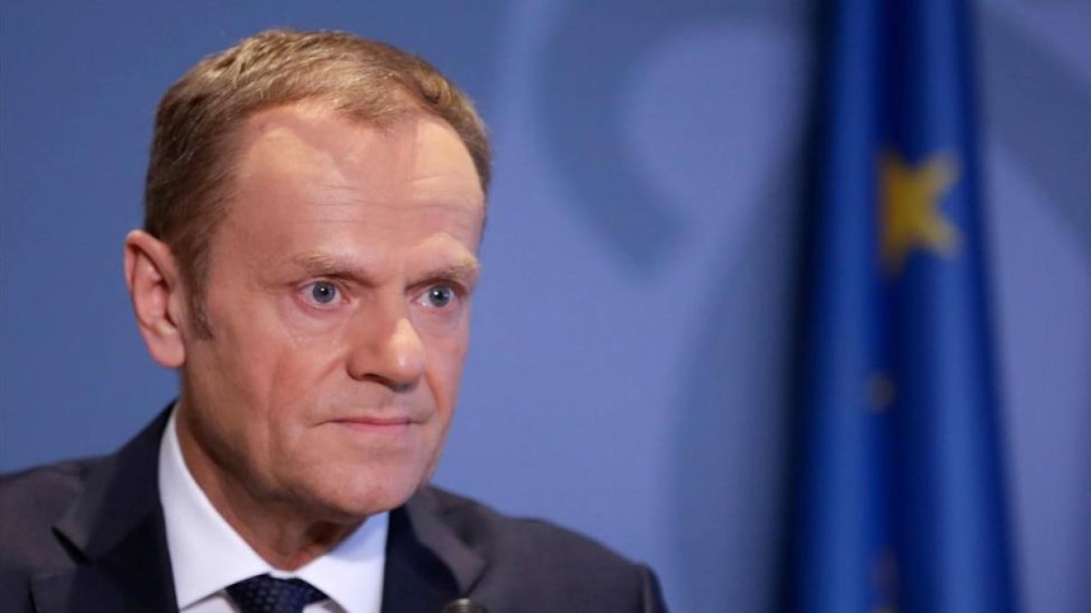 Donald Tusk, en una ruda de prensa junto al primer ministro de Luxemburgo, Xavier Bettel, este miércoles.-/ STRINGER