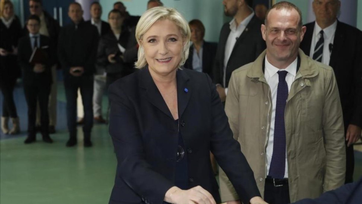 Le Pen vota en Henin-Beaumont (norte).-AP