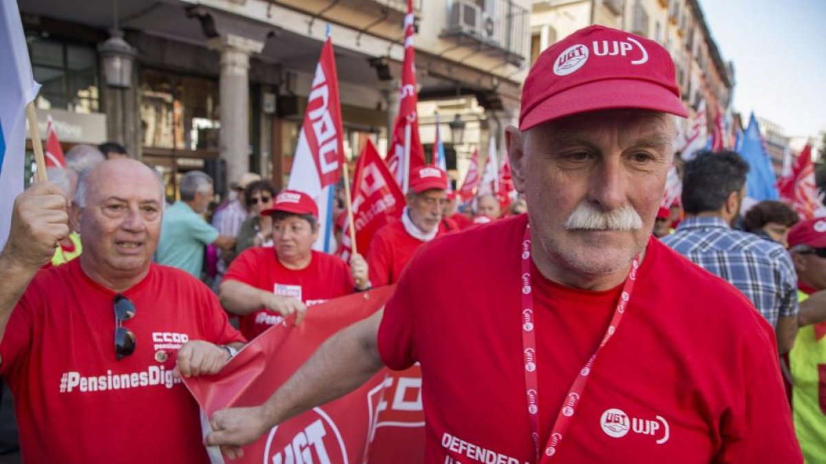 Las marchas 'Por las pensiones dignas' procedentes de Galicia y de Asturias y León, llegan a Valladolid-EDUARDO MARGARETO / ICAL