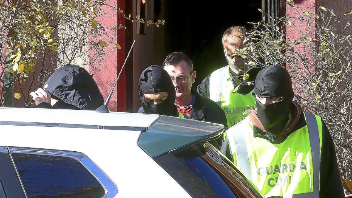 Daniel Fernández Aceña, escoltado por agentes de la Guardia Civil, ayer en Segovia.-ICAL